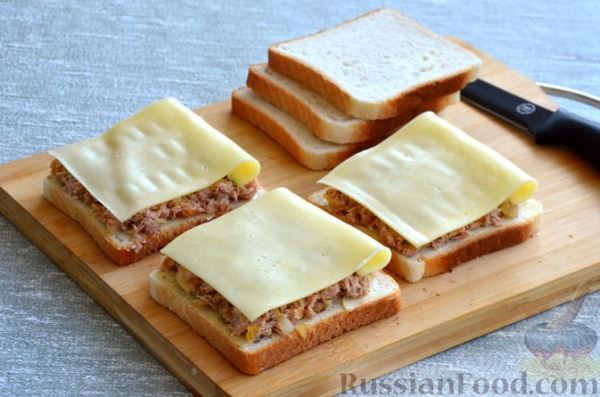 Сэндвичи с тунцом, жареным луком и сыром