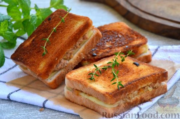 Сэндвичи с тунцом, жареным луком и сыром