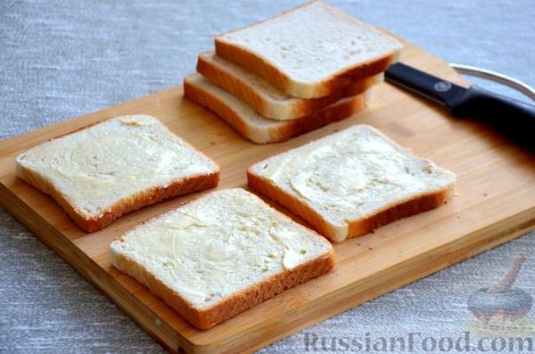 Сэндвичи с тунцом, жареным луком и сыром