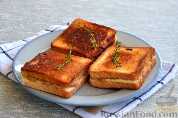 Сэндвичи с тунцом, жареным луком и сыром