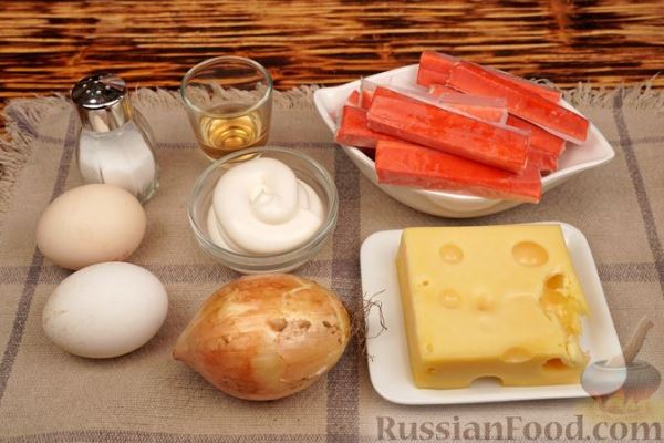 Слоёный салат с крабовыми палочками, сыром и яйцами