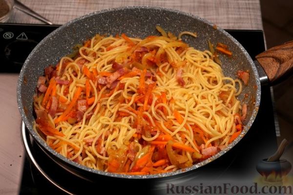 Спагетти с беконом в томатном соусе