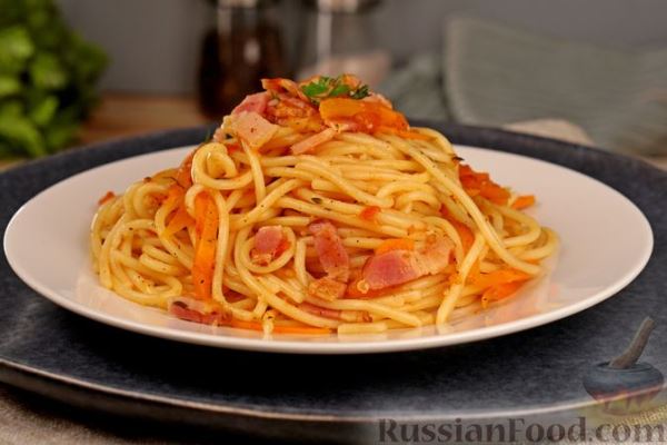 Спагетти с беконом в томатном соусе