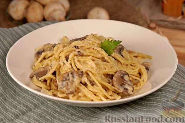 Спагетти с грибами и соусом бешамель