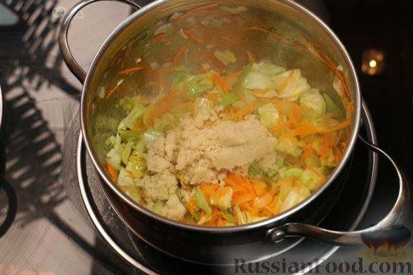 Суп с капустой и манкой (на курином бульоне)