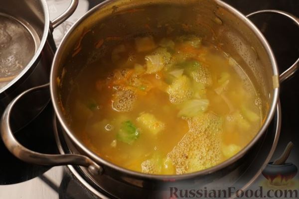 Суп с капустой и манкой (на курином бульоне)