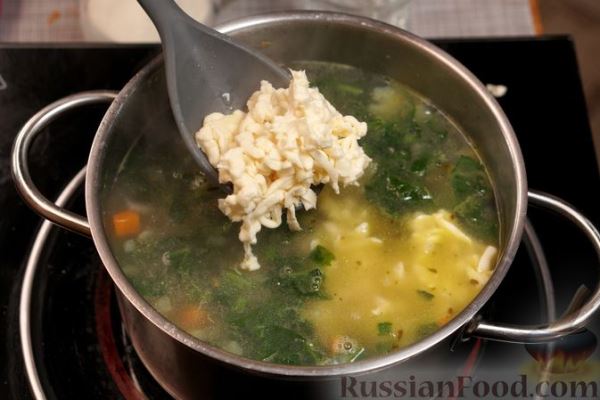 Сырно-сливочный суп со шпинатом и макаронами