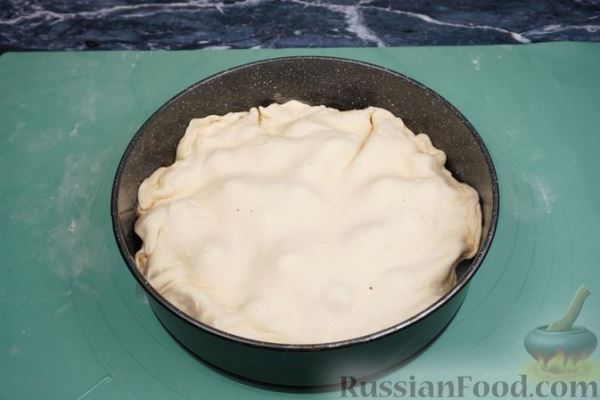Закрытый слоёный пирог с миндальным масляно-заварным кремом и клубникой