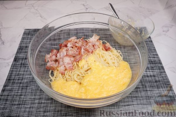 Закусочные маффины из спагетти с беконом и сыром