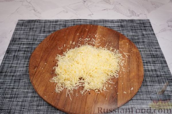 Закусочные маффины из спагетти с беконом и сыром