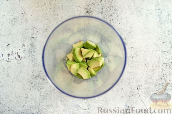Зелёный смузи на кефире, со шпинатом, огурцом и авокадо