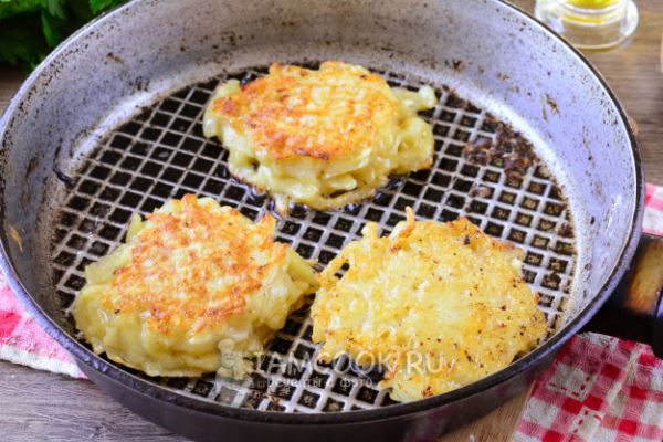 Драники с помидорами и сыром