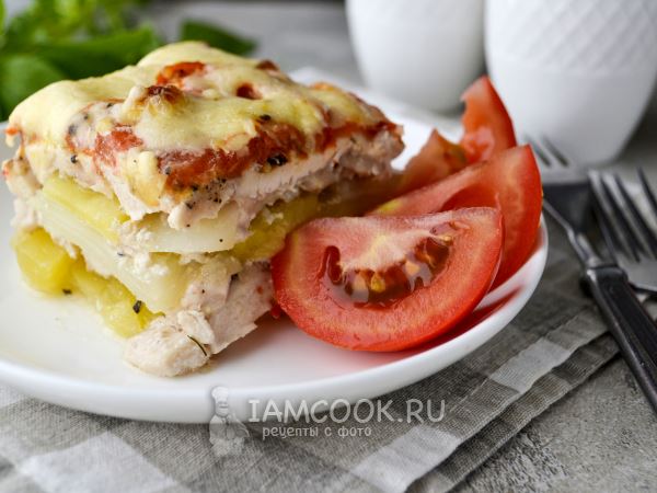 Картофельная запеканка с курицей и помидорами