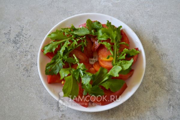 Салат со страчателлой, помидорами и рукколой