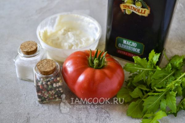 Салат со страчателлой, помидорами и рукколой