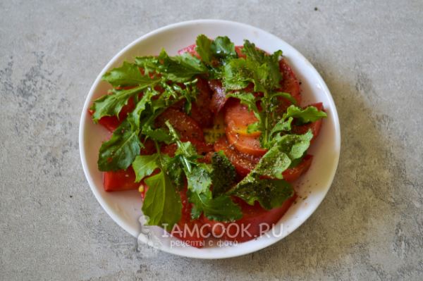 Салат со страчателлой, помидорами и рукколой